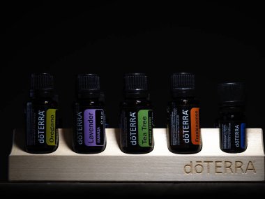Yeni ambalaj tasarımı ahşap standı Doterra yağları şişesiz. Belarus, minsk, 2021 temel ev..