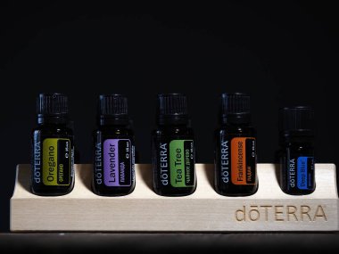 Yeni ambalaj tasarımı ahşap standı Doterra yağları şişesiz. Belarus, minsk, 2021 temel ev..