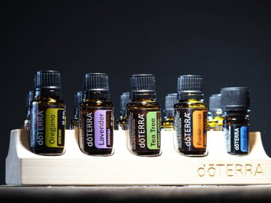 Yeni ambalaj tasarımı ahşap standı Doterra yağları şişesiz. Belarus, minsk, 2021 temel ev..