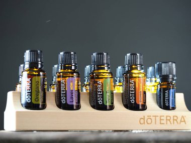 Yeni ambalaj tasarımı ahşap standı Doterra yağları şişesiz. Belarus, minsk, 2021 temel ev..