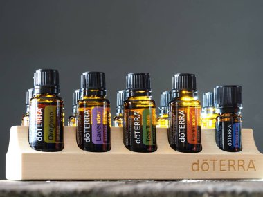Yeni ambalaj tasarımı ahşap standı Doterra yağları şişesiz. Belarus, minsk, 2021 temel ev..