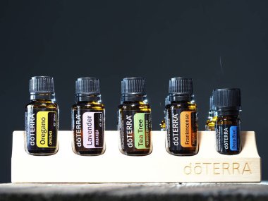 Yeni ambalaj tasarımı ahşap standı Doterra yağları şişesiz. Belarus, minsk, 2021 temel ev..