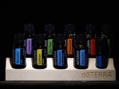 Yeni ambalaj tasarımı ahşap standı Doterra yağları şişesiz. Belarus, minsk, 2021 temel ev..