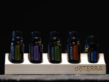 Yeni ambalaj tasarımı ahşap standı Doterra yağları şişesiz. Belarus, minsk, 2021 temel ev..