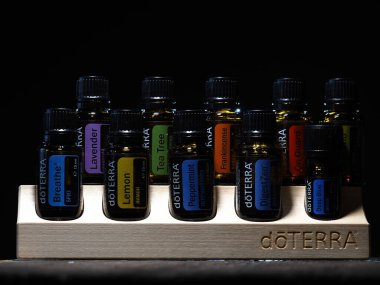 Yeni ambalaj tasarımı ahşap standı Doterra yağları şişesiz. Belarus, minsk, 2021 temel ev..