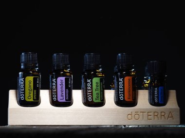 Yeni ambalaj tasarımı ahşap standı Doterra yağları şişesiz. Belarus, minsk, 2021 temel ev..
