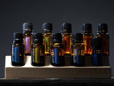 Yeni ambalaj tasarımı ahşap standı Doterra yağları şişesiz. Belarus, minsk, 2021 temel ev..
