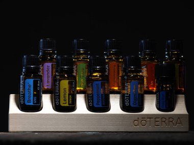 Yeni ambalaj tasarımı ahşap standı Doterra yağları şişesiz. Belarus, minsk, 2021 temel ev..