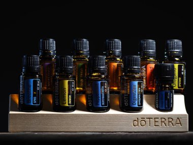 Yeni ambalaj tasarımı ahşap standı Doterra yağları şişesiz. Belarus, minsk, 2021 temel ev..