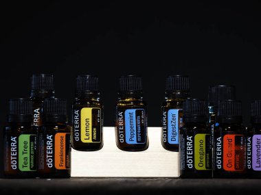Yeni ambalaj tasarımı ahşap standı Doterra yağları şişesiz. Belarus, minsk, 2021 temel ev..