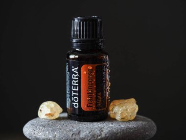 Tütsü Doterra. Belarus, Minsk, 2021. Terapi derecesi. Sağlık dersinde gerekli yağlar.