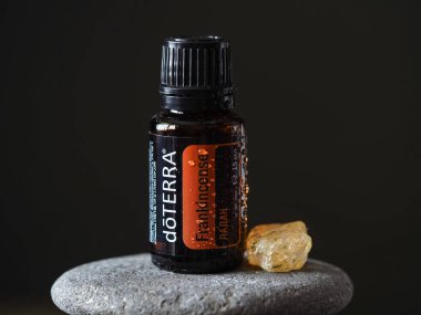 Tütsü Doterra. Belarus, Minsk, 2021. Terapi derecesi. Sağlık dersinde gerekli yağlar.