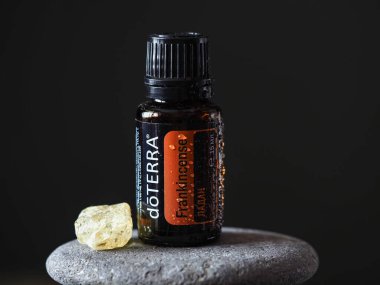 Tütsü Doterra. Belarus, Minsk, 2021. Terapi derecesi. Sağlık dersinde gerekli yağlar.