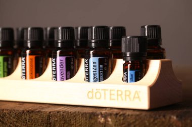 Ahşap raf yeni tasarım Doterra gökevi. Belarus, Minsk, 2021. Terapi derecesi. Sağlık dersinde gerekli yağlar.