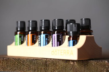 Ahşap raf yeni tasarım Doterra gökevi. Belarus, Minsk, 2021. Terapi derecesi. Sağlık dersinde gerekli yağlar.