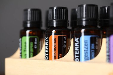 Ahşap raf yeni tasarım Doterra gökevi. Belarus, Minsk, 2021. Terapi derecesi. Sağlık dersinde gerekli yağlar.