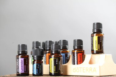 Ahşap raf yeni tasarım Doterra gökevi. Belarus, Minsk, 2021. Terapi derecesi. Sağlık dersinde gerekli yağlar.