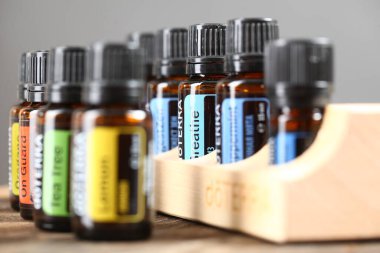 Ahşap raf yeni tasarım Doterra gökevi. Belarus, Minsk, 2021. Terapi derecesi. Sağlık dersinde gerekli yağlar.