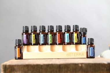Ahşap raf yeni tasarım Doterra gökevi. Belarus, Minsk, 2021. Terapi derecesi. Sağlık dersinde gerekli yağlar.