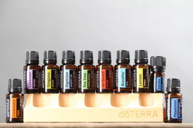 Ahşap raf yeni tasarım Doterra gökevi. Belarus, Minsk, 2021. Terapi derecesi. Sağlık dersinde gerekli yağlar.