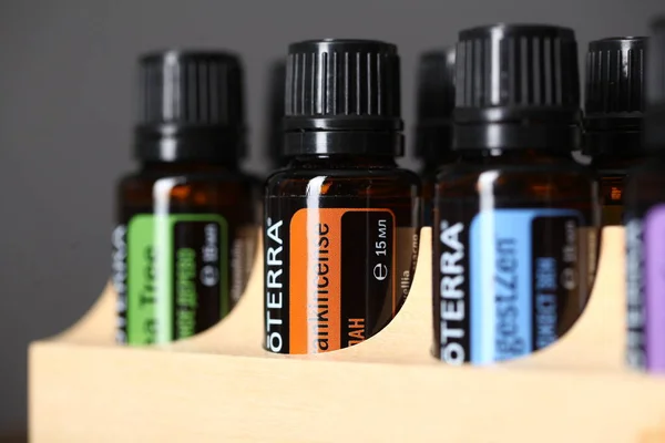 Ξύλινο Ράφι Νέο Σχεδιασμό Doterra Αιθέριο Σπίτι Belarus Minsk 2021 — Φωτογραφία Αρχείου