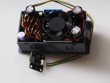 Belarus, Minsk, 2022 DC / DC Buck dönüştürücü. Güç modülü. Düzenli güç kaynağı Voltmetre Ammetre