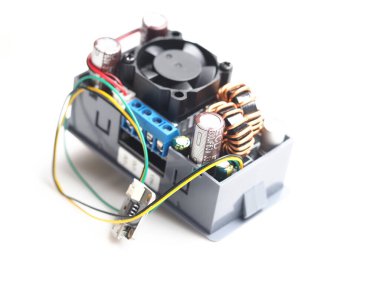 Belarus, Minsk, 2022 DC / DC Buck dönüştürücü. Güç modülü. Düzenli güç kaynağı Voltmetre Ammetre
