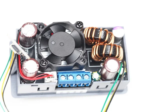 Belarus, Minsk, 2022 DC / DC Buck dönüştürücü. Güç modülü. Düzenli güç kaynağı Voltmetre Ammetre