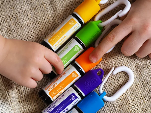 Weißrussland Minsk 2021 Baby Hand Touch Aromaöle Roller Doterra Kids — Stockfoto