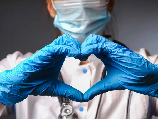 Mani Del Medico Nei Guanti Mostrano Simbolo Del Cuore — Foto Stock