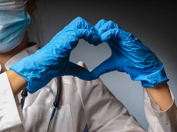 장갑을 의사의 심장의 상징을 나타낸다 — 스톡 사진