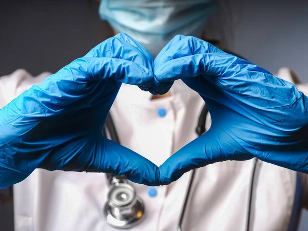 Mani Del Medico Nei Guanti Mostrano Simbolo Del Cuore — Foto Stock