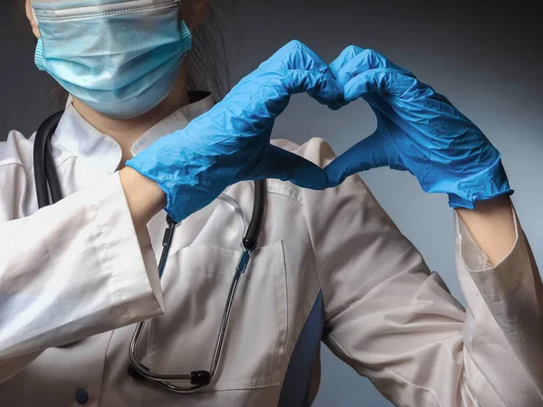 장갑을 의사의 심장의 상징을 나타낸다 — 스톡 사진