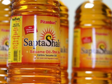 Hint yapımı yenilebilir susam yağı plastik şişelerde satışa sunuluyor. Belarus, Minsk, 2021. Sapta Shakti markası Pitambari.