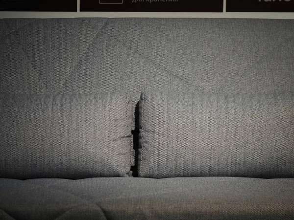 枕头躺在灰色的沙发上 — 图库照片