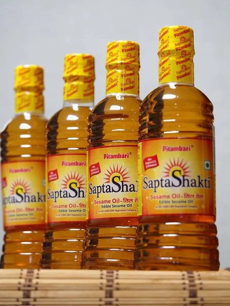 Aceite Sésamo Comestible Fabricación India Botellas Plástico Exhibición Para Venta — Foto de Stock