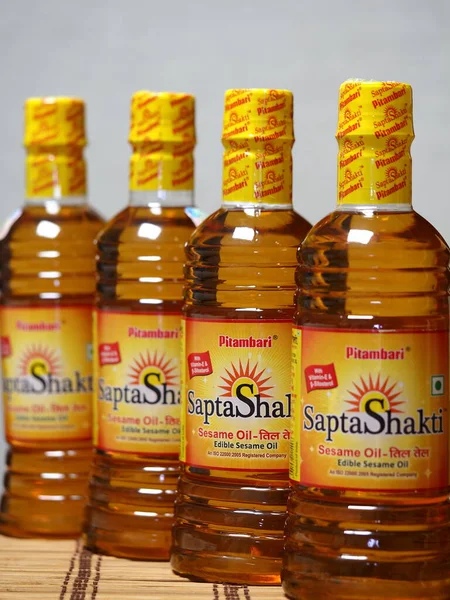 Aceite Sésamo Comestible Fabricación India Botellas Plástico Exhibición Para Venta — Foto de Stock