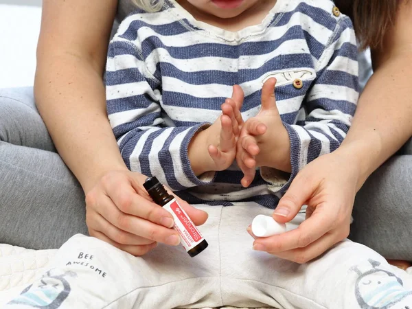 Belarus Minsk 2021 Mom Baby Blond Sniffing Aroma Oils Roller — Stock Photo, Image