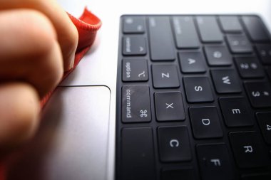 Belarus, Minsk, 2022 MacBook Pro 2021 'in sorunlu klavyesine yapışmış bir insan eliyle bir bez parçasıyla silinmiş.