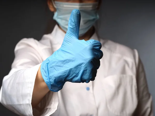 파란색 장갑을 의사의 괜찮은 손가락들 올라가는 줍니다 — 스톡 사진