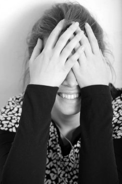 Uzun saçlı güzel bir kız açık arkaplanda gülümseyen bir portre