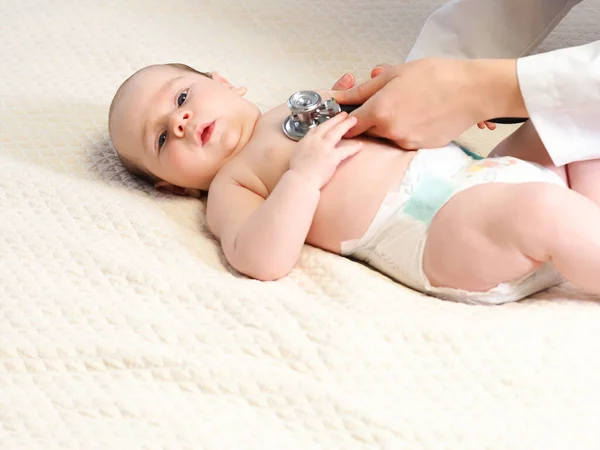 Médico Pediatra Com Estetoscópio Escuta Recém Nascido — Fotografia de Stock