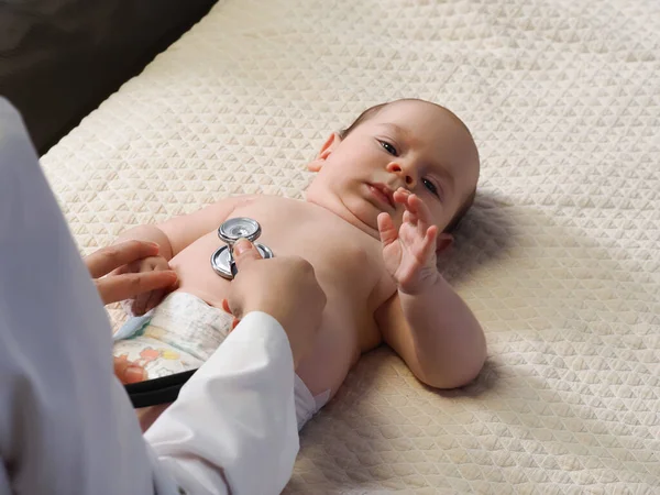 Doctor Pediatrician Stethoscope Listens Newborn — Stock Photo, Image