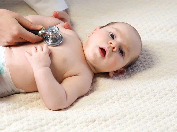 Pediatra Médico Con Estetoscopio Escucha Recién Nacido —  Fotos de Stock