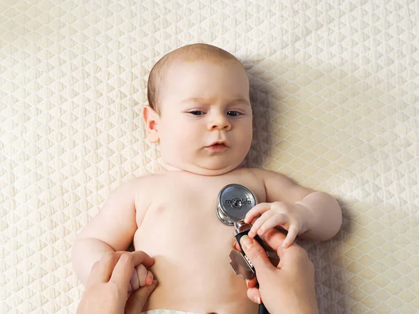 Läkare Barnläkare Med Stetoskop Lyssnar Nyfödda — Stockfoto