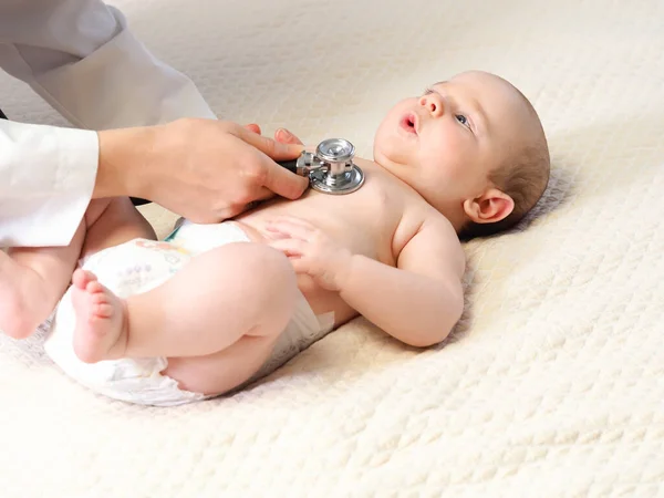 청진기를 가지고 소아과의 신생아의 듣는다 — 스톡 사진