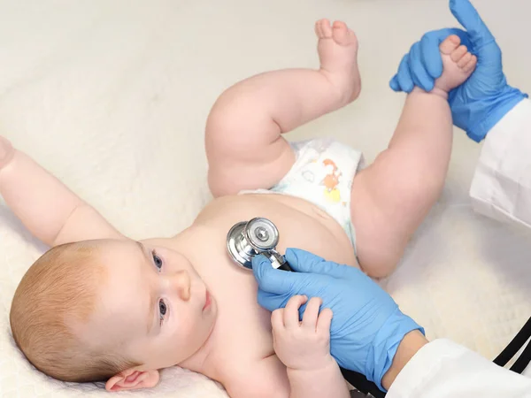 Doctor Pediatrician Stethoscope Listens Newborn — Stock Photo, Image