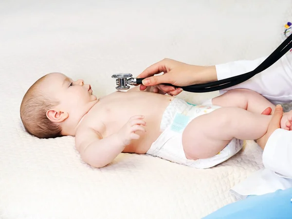 Doctor Pediatrician Stethoscope Listens Newborn — Stock Photo, Image