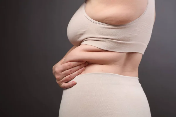Overgewicht Buik Handen Van Een Jonge Vrouw Bevalling — Stockfoto