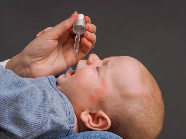 Parent Pipetting Cbd Oil Baby Mouth — Stock Photo, Image